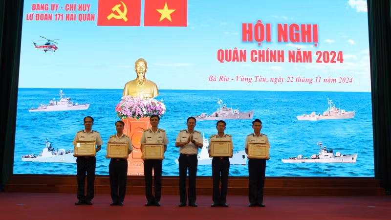 Đại tá Trần Mạnh Chiến, Bí thư Đảng ủy, Chính ủy Vùng trao thưởng cho các tập thể, cá nhân có thành tích xuất sắc trong năm 2024. Đại tá Trần Mạnh Chiến, Bí thư Đảng ủy, Chính ủy Vùng trao thưởng cho các tập thể, cá nhân có thành tích xuất sắc trong năm 2024.