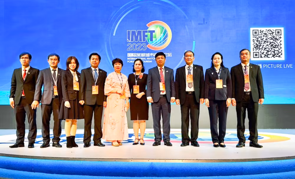 Đoàn công tác lãnh đạo thành phố Đà Nẵng tham dự Diễn đàn Thị trưởng thành phố du lịch quốc tế Trung Quốc năm 2023 tại thành phố Trịnh Châu, tỉnh Hà Nam, Trung Quốc.