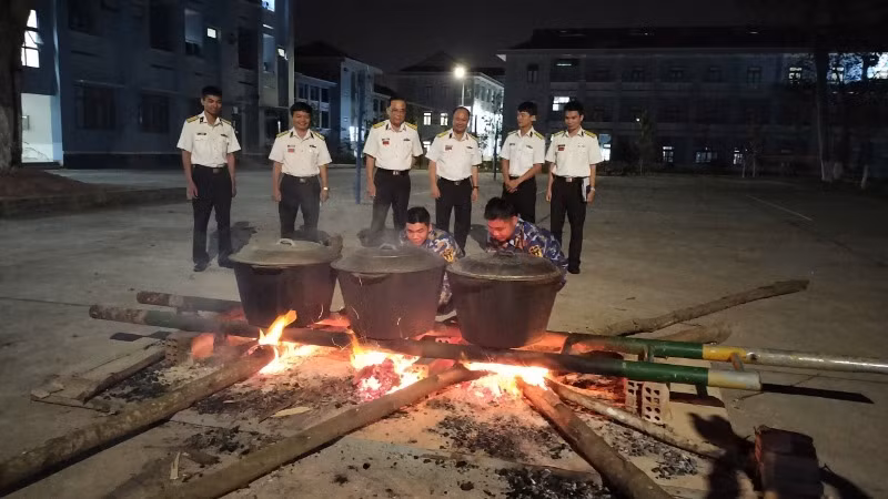 Nồi bánh chưng ấm lòng cán bộ chiến sĩ Hải quân.