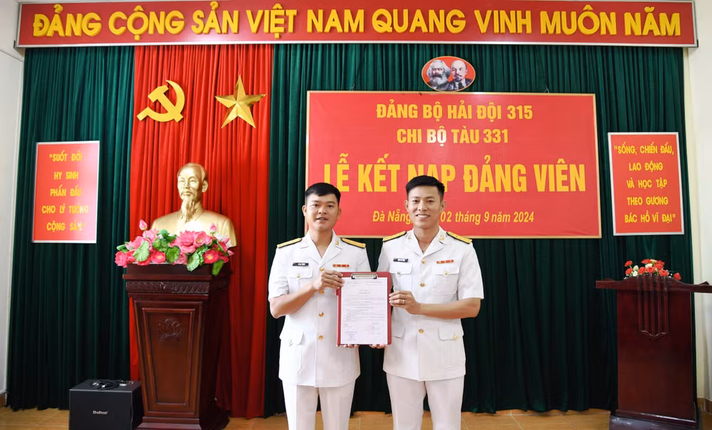 Trao quyết định kết nạp đảng viên cho đồng chí Lê Bặt Thắng, tàu 331, Lữ đoàn 172, Vùng 3 Hải quân.