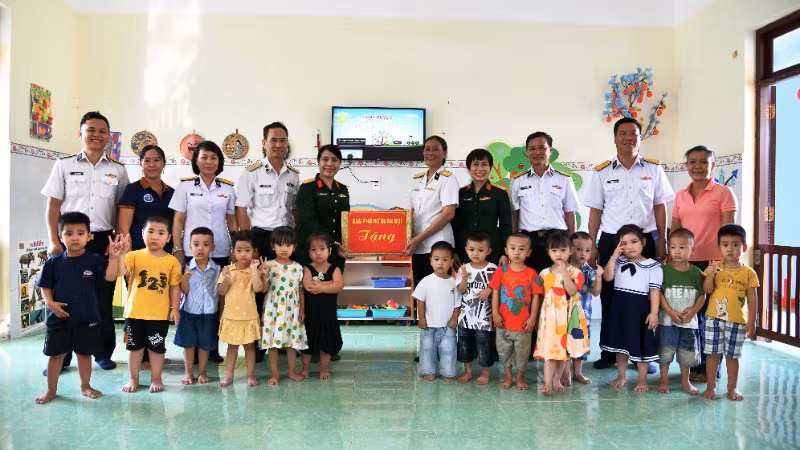 Tặng quà động viên đội ngũ cán bộ, giáo viên mầm non.