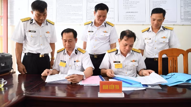 Kiểm tra giáo án huấn luyện chiến sĩ mới.