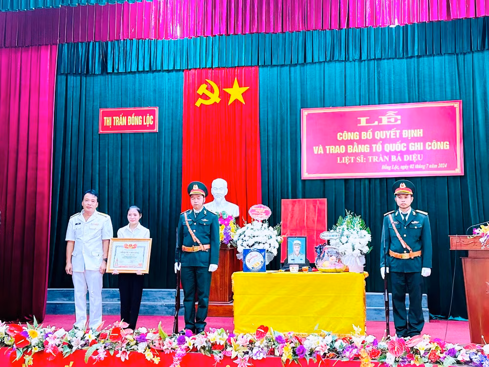 Đại diện Chỉ huy Lữ đoàn 146 trao Bằng Tổ quốc ghi công cho gia đình Liệt sĩ Trần Bá Diệu ở thị trấn Đồng Lộc, Hà Tĩnh. Đại diện Chỉ huy Lữ đoàn 146 trao Bằng Tổ quốc ghi công cho gia đình Liệt sĩ Trần Bá Diệu ở thị trấn Đồng Lộc, Hà Tĩnh.
