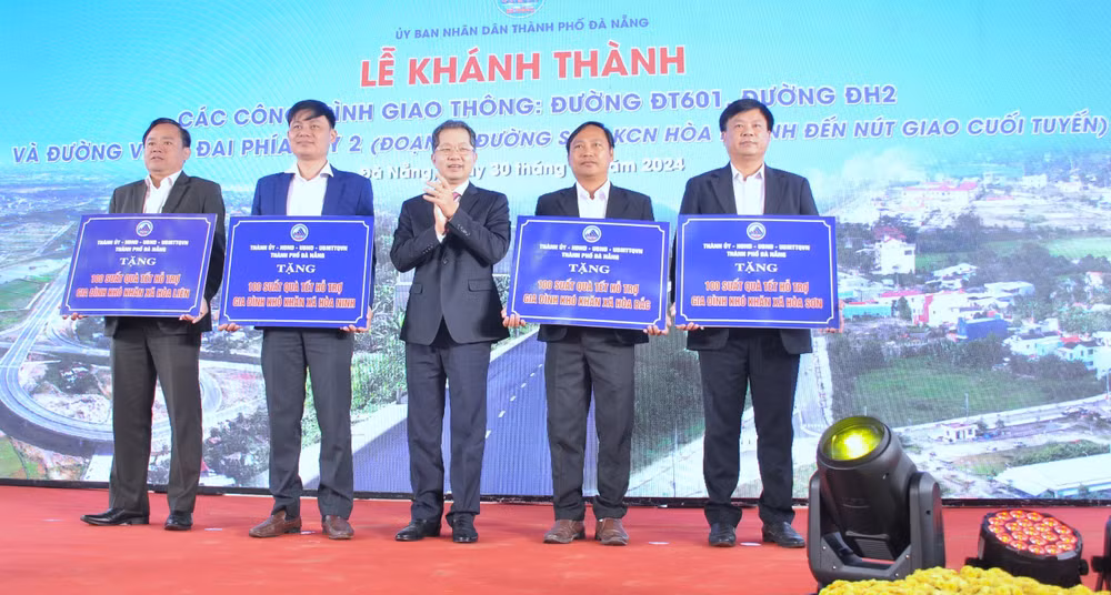 Lãnh đạo thành phố Đà Nẵng tặng 400 suất quà cho các hộ dân hoàn cảnh khó khăn trên địa bàn 4 xã Hòa Bắc, Hòa Liên, Hòa Sơn, Hòa Ninh, huyện Hòa Vang.