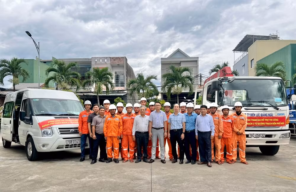 Đội xung kích của Công ty Điện lực Quảng Ngãi trước giờ xuất quân tham gia thi công đường dây 500 mạch 3 Quảng Trạch-Phố Nối.