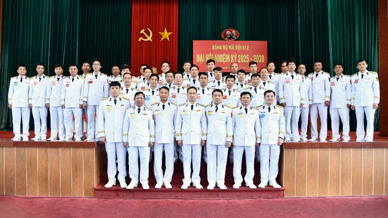 Chuẩn Đô đốc Nguyễn Hữu Thoan chúc mừng thành công của Đại hội.