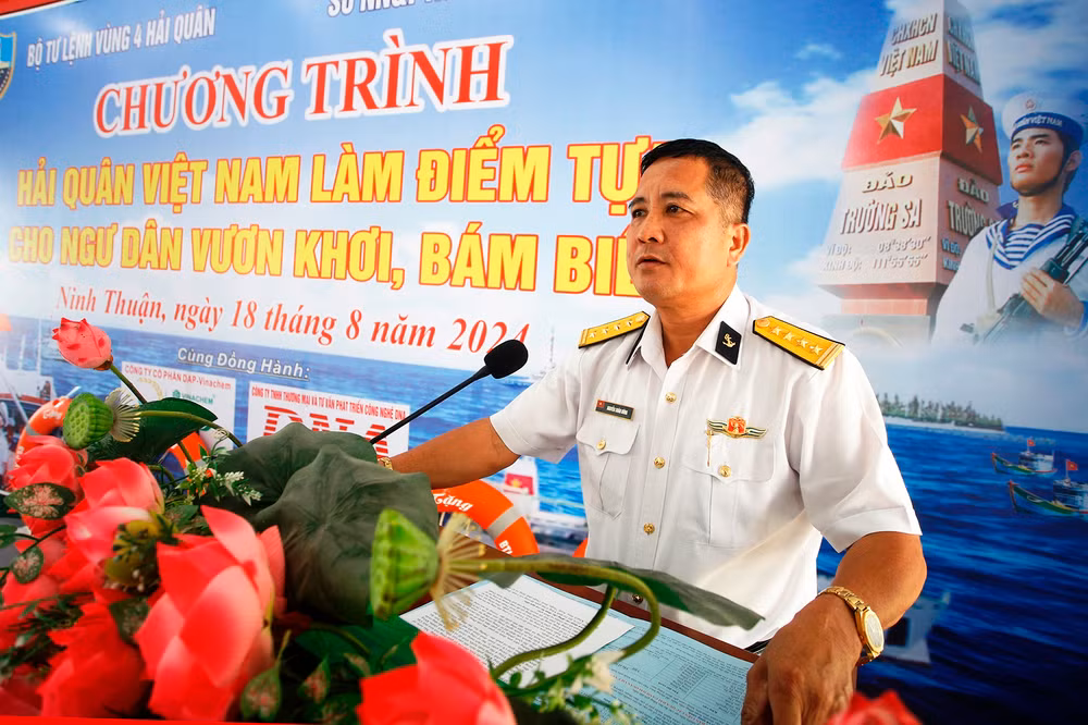 Đại tá Nguyễn Xuân Dũng Phó Chủ nhiệm Chính trị Vùng 4 Hải quân: Các lực lượng của Vùng 4 Hải quân và quân, dân huyện đảo Trường Sa luôn sẵn sàng giúp đỡ, hỗ trợ ngư dân trong mọi tình huống.