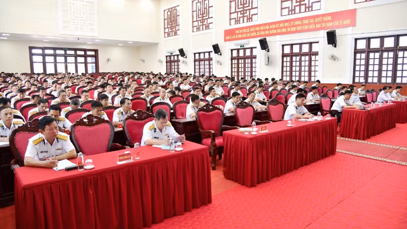 Cán bộ, chiến sĩ Vùng 5 Hải quân nghe thông báo nhanh kết quả Hội nghị Ban chấp hành Trung ương Đảng khóa XIII, tháng 1/2025.