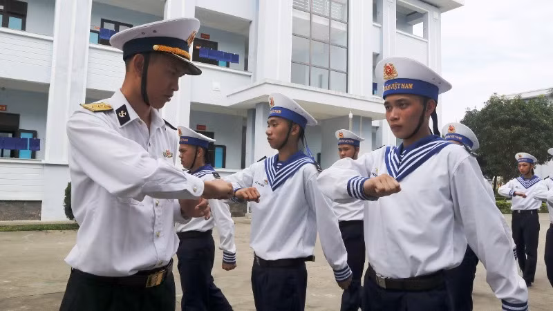 Huấn luyện điều lệnh đội ngũ.