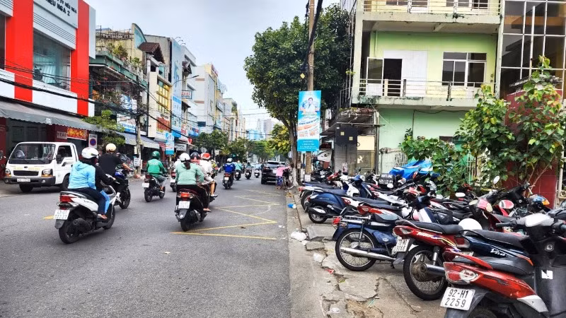 Tình trạng lấn chiếm vỉa hè trở nên phổ biến ở một số tuyến phố của Đà Nẵng. Tình trạng lấn chiếm vỉa hè trở nên phổ biến ở một số tuyến phố của Đà Nẵng.