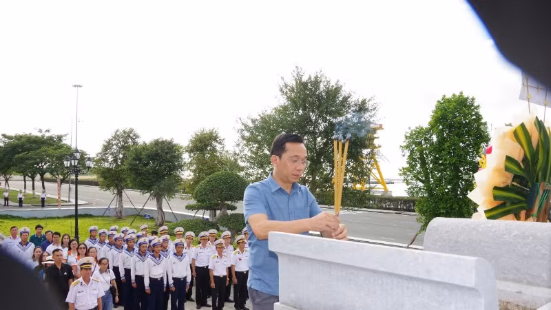 Đoàn công tác cùng sỹ quan, chiến sỹ Hải quân dâng hương tưởng nhớ các anh hùng, liệt sỹ. Đoàn công tác cùng sỹ quan, chiến sỹ Hải quân dâng hương tưởng nhớ các anh hùng, liệt sỹ.