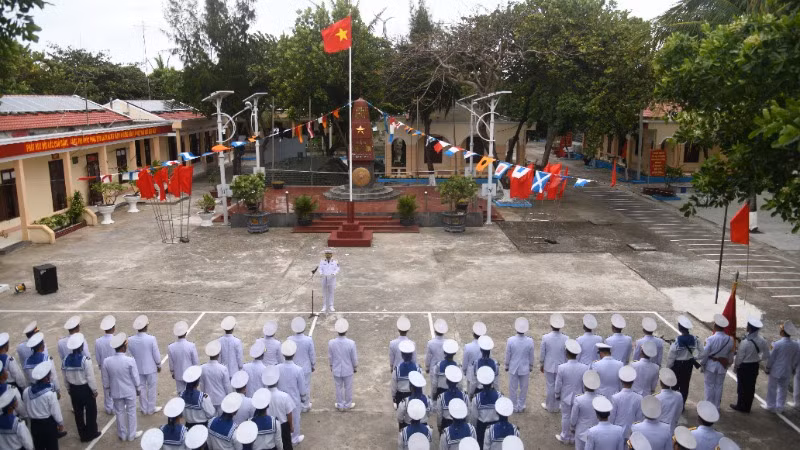 Trang nghiêm Lễ chào cờ trên đảo Sinh Tồn. Trang nghiêm Lễ chào cờ trên đảo Sinh Tồn.