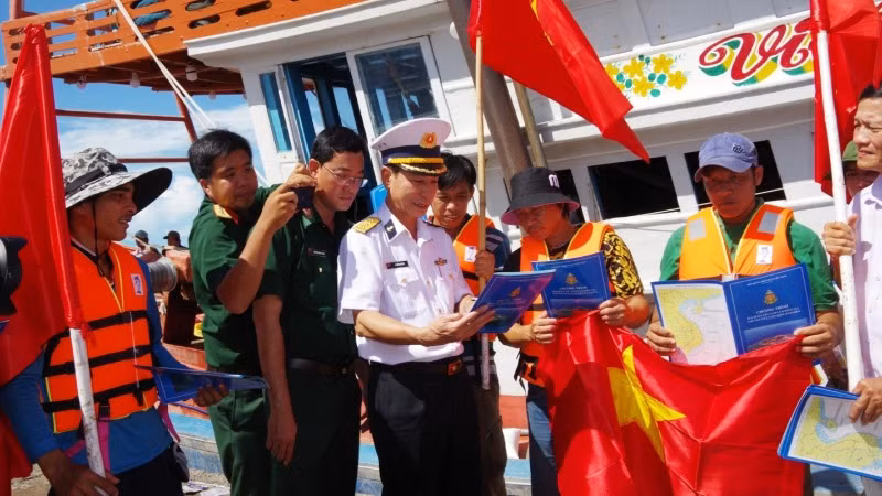 Cán bộ, chỉ huy Vùng 2 phổ biến pháp luật cho bà con ngư dân. Cán bộ, chỉ huy Vùng 2 phổ biến pháp luật cho bà con ngư dân.