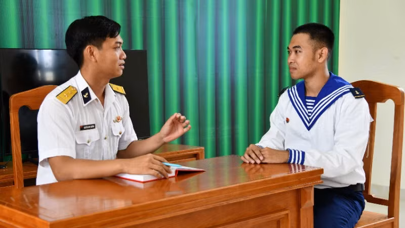 Cán bộ đơn vị nắm bắt tâm tư, nguyện vọng, hoàn cảnh gia đình chiến sĩ mới. Cán bộ đơn vị nắm bắt tâm tư, nguyện vọng, hoàn cảnh gia đình chiến sĩ mới.