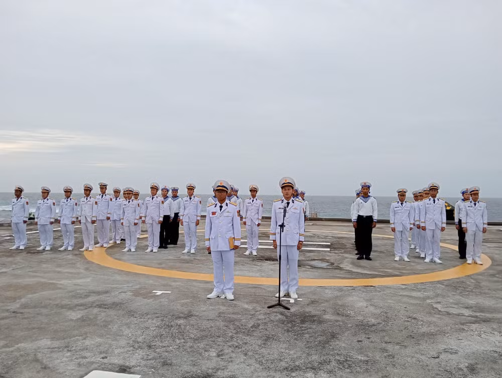 Lễ Chào cờ trên đảo An Bang. Lễ Chào cờ trên đảo An Bang.