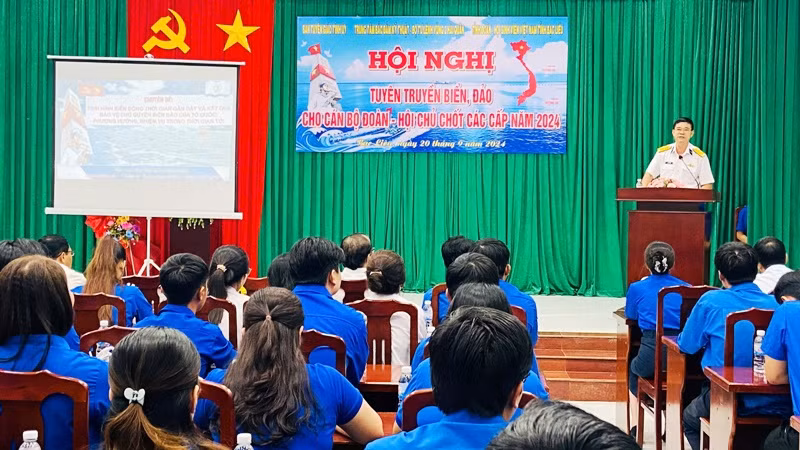 Tuyên truyền thu hút nguồn nhân lực cho các trường trung học phổ thông trên địa bàn.
