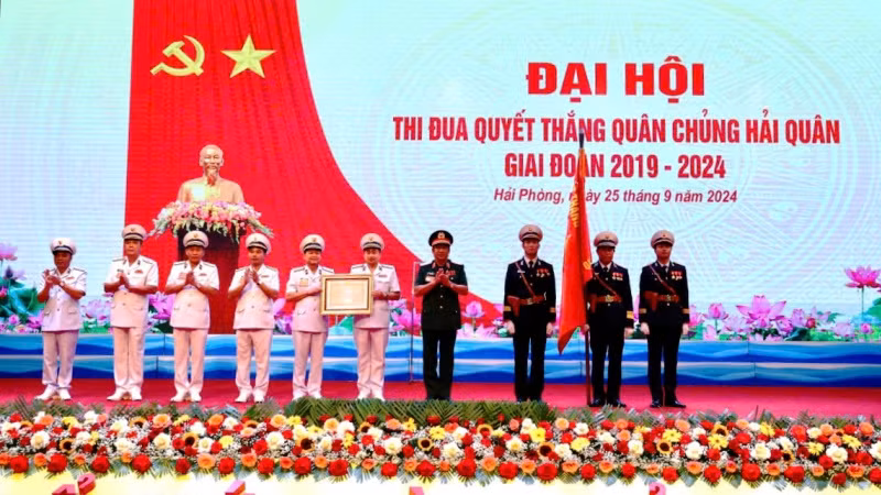 Thượng tướng Phạm Hoài Nam, Thứ trưởng Bộ Quốc phòng trao Huân chương Bảo vệ Tổ quốc cho Quân chủng Hải quân. Thượng tướng Phạm Hoài Nam, Thứ trưởng Bộ Quốc phòng trao Huân chương Bảo vệ Tổ quốc cho Quân chủng Hải quân.