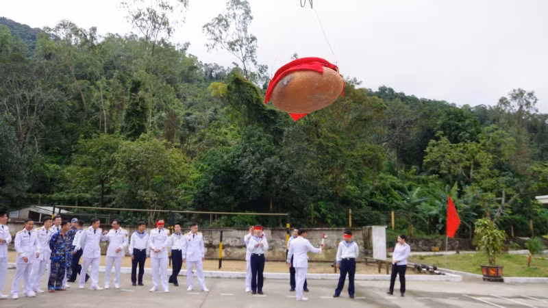 Trò chơi bịt mắt đập niêu tại Trung đoàn 351. Trò chơi bịt mắt đập niêu tại Trung đoàn 351.
