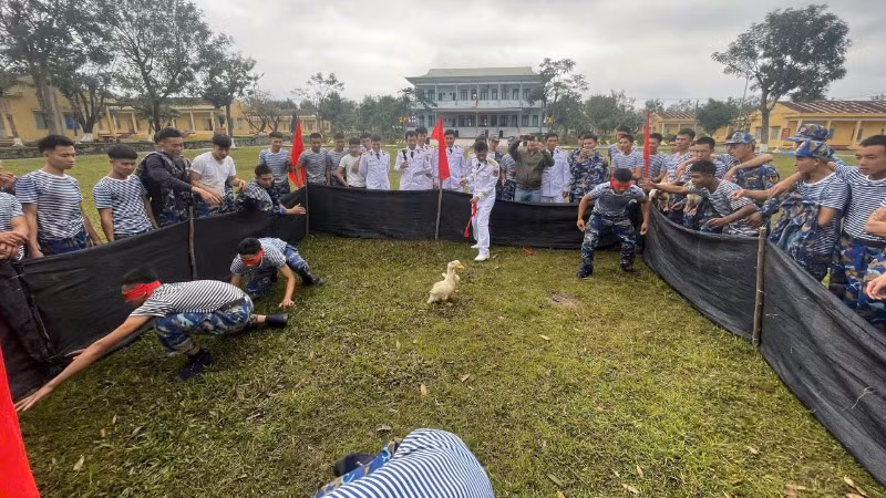 Các cán bộ, chiến sĩ Tiểu đoàn 355 vui vẻ trong trò chơi bịt mắt bắt vịt. Các cán bộ, chiến sĩ Tiểu đoàn 355 vui vẻ trong trò chơi bịt mắt bắt vịt.