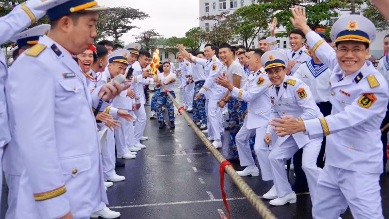 Cán bộ chiến sĩ Lữ đoàn 172 Hải quân sôi nổi trong trò chơi kéo co. Cán bộ chiến sĩ Lữ đoàn 172 Hải quân sôi nổi trong trò chơi kéo co.