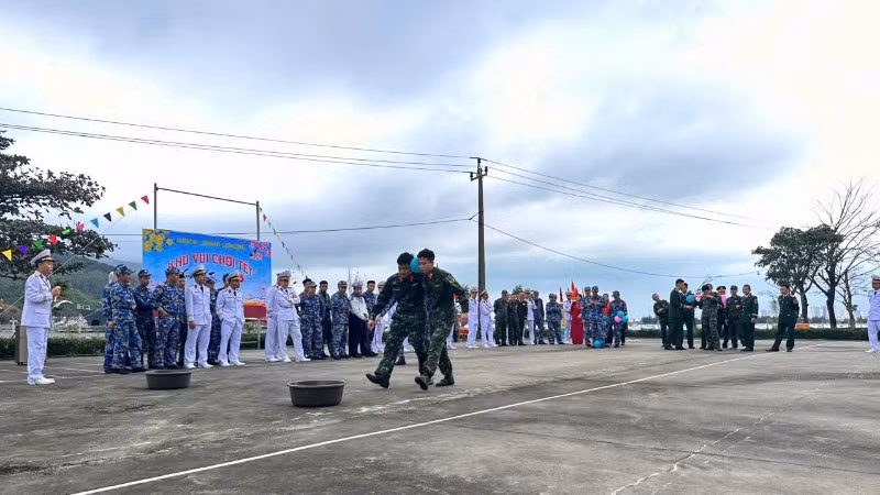 Trò chơi di chuyển kẹp bóng đưa bóng vào chậu tại Lữ đoàn 161. Trò chơi di chuyển kẹp bóng đưa bóng vào chậu tại Lữ đoàn 161.