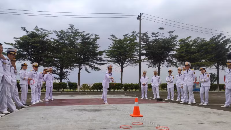 Cán bộ, chiến sĩ Hải quân hào hứng với trò chơi ném vòng. Cán bộ, chiến sĩ Hải quân hào hứng với trò chơi ném vòng.