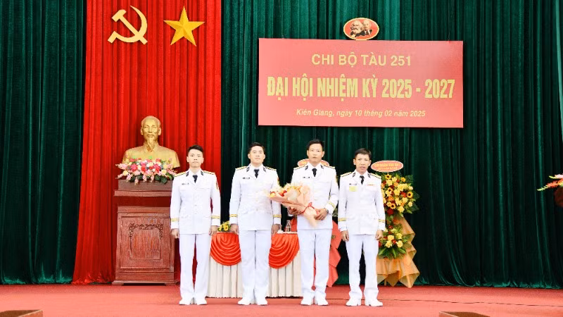 Chỉ huy Hải đội 512 tặng hoa chúc mừng Ban chấp hành Chi bộ Tàu 251 nhiệm kỳ 2025-2027. Chỉ huy Hải đội 512 tặng hoa chúc mừng Ban chấp hành Chi bộ Tàu 251 nhiệm kỳ 2025-2027.