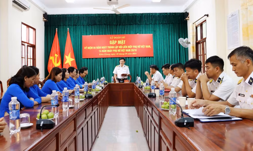 Lãnh đạo chỉ huy Lữ đoàn 127 Hải quân gặp mặt nữ quân nhân Lãnh đạo chỉ huy Lữ đoàn 127 Hải quân gặp mặt nữ quân nhân