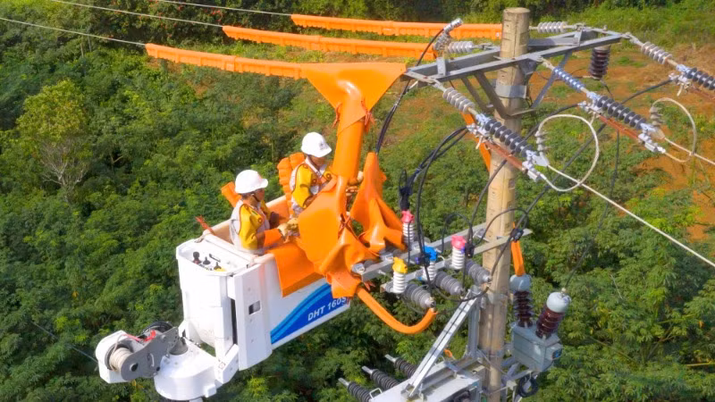Sửa chữa nóng đường dây không cắt điện. Sửa chữa nóng đường dây không cắt điện.