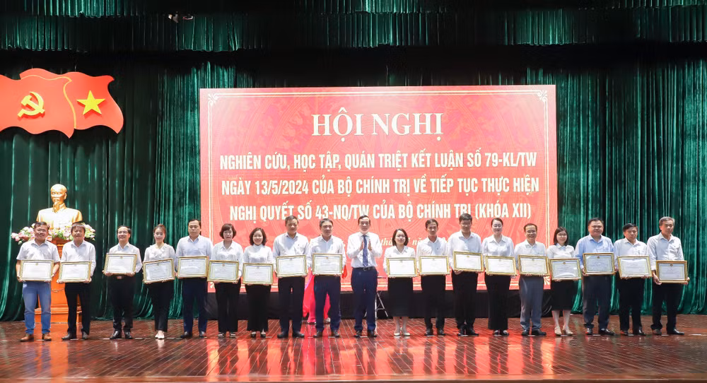 Trao Bằng khen cho các tập thể, cá nhân có thành tích xuất sắc trong tuyên truyền, triển khai Nghị quyết 43 của Bộ Chính trị. Cơ quan Thường trực Báo Nhân Dân tại Đà Nẵng được Chủ tịch UBND thành phố Đà Nẵng tặng Bằng khen. Trao Bằng khen cho các tập thể, cá nhân có thành tích xuất sắc trong tuyên truyền, triển khai Nghị quyết 43 của Bộ Chính trị. Cơ quan Thường trực Báo Nhân Dân tại Đà Nẵng được Chủ tịch UBND thành phố Đà Nẵng tặng Bằng khen.