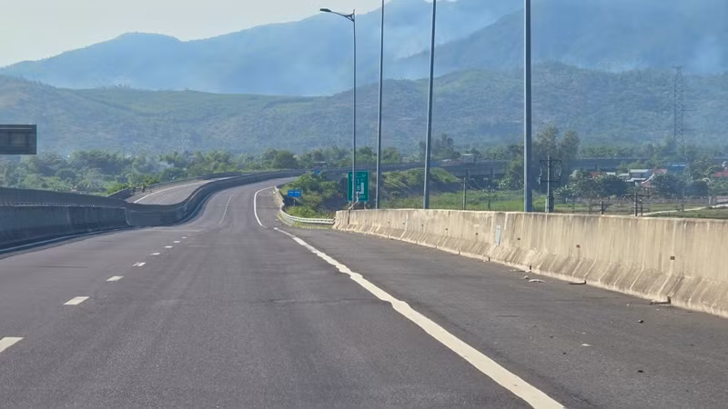 Mặt cầu Kỳ Lam gồ ghề, lồi lõm, vạch kẻ đường mờ, méo mó.