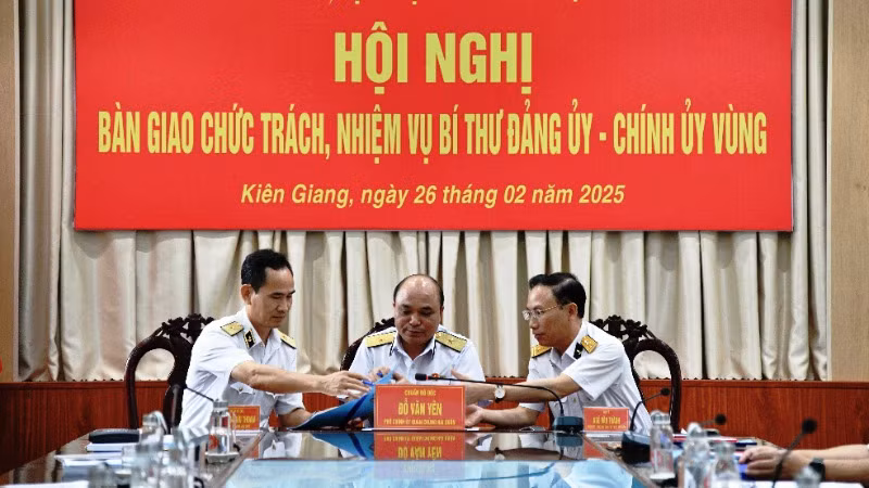 Chuẩn Đô đốc Nguyễn Hữu Thoan và Đại tá Ngô Văn Thành ký biên bản bàn giao.