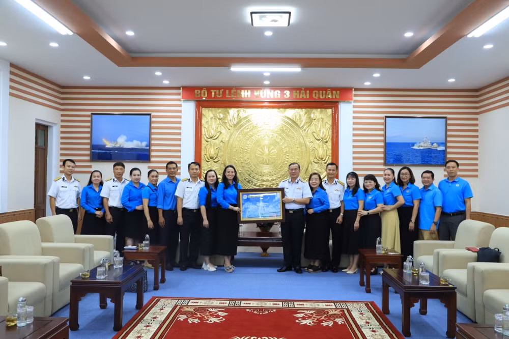 Đại diện lãnh đạo Liên đoàn Lao động thành phố Cần Thơ tặng quà lưu niệm cho Vùng 3 Hải quân Đại diện lãnh đạo Liên đoàn Lao động thành phố Cần Thơ tặng quà lưu niệm cho Vùng 3 Hải quân