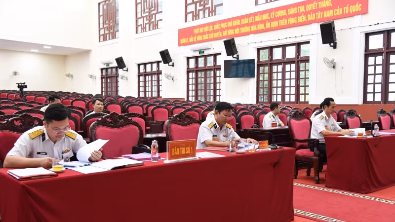 Ban giám khảo làm việc khẩn trương, nghiêm túc để Hội thi Báo cáo viên đạt hiệu quả tốt nhất. Ban giám khảo làm việc khẩn trương, nghiêm túc để Hội thi Báo cáo viên đạt hiệu quả tốt nhất.