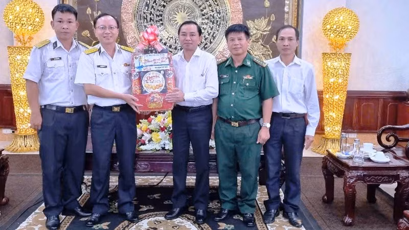 Đoàn công tác Trung tâm Bảo đảm kỹ thuật Vùng 2 Hải quân chúc tết lãnh đạo Tỉnh ủy tỉnh Bạc liêu