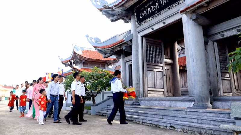Lễ chùa đầu năm trên đảo Đá Tây. Lễ chùa đầu năm trên đảo Đá Tây.