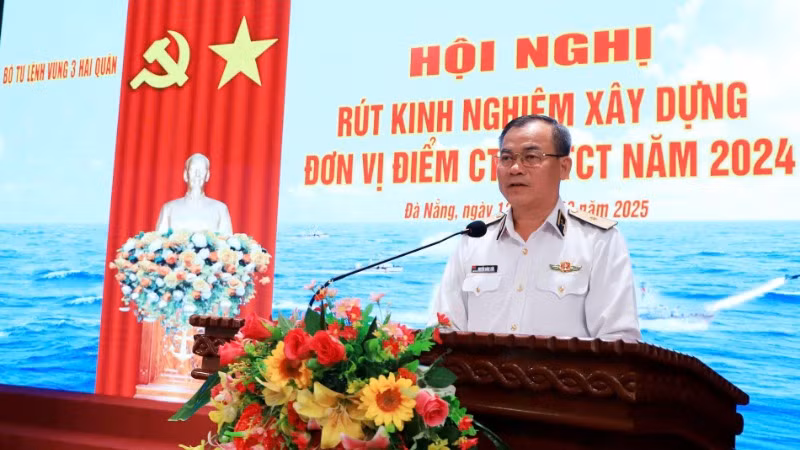 Chuẩn Đô đốc Nguyễn Đăng Tiến: Cấp ủy, chỉ huy, cán bộ chính trị các cấp phải linh hoạt, nhạy bén, thực hiện nghiêm túc, hiệu quả hoạt động công tác đảng, công tác chính trị. Chuẩn Đô đốc Nguyễn Đăng Tiến: Cấp ủy, chỉ huy, cán bộ chính trị các cấp phải linh hoạt, nhạy bén, thực hiện nghiêm túc, hiệu quả hoạt động công tác đảng, công tác chính trị.