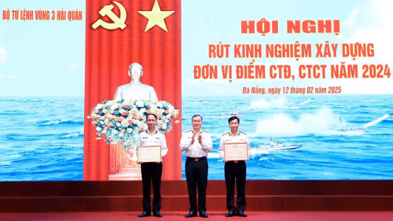 Trao giấy khen cho hai tập thể có thành tích tốt trong công tác đảng, công tác chính trị và thực hiện quy chế dân chủ cơ sở. Trao giấy khen cho hai tập thể có thành tích tốt trong công tác đảng, công tác chính trị và thực hiện quy chế dân chủ cơ sở.
