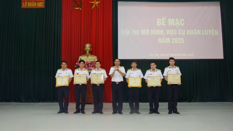 Trao giải cho các đội.