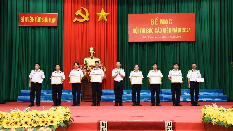 Trao thưởng cho các thí sinh đạt thành tích tốt trong Hội thi Báo cáo viên Vùng 5 Hải quân.