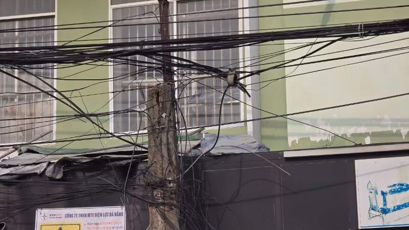 Dây điện, dây cáp viễn thông đè nặng các cột bê-tông có tuổi thọ gần 50 năm ở Đà Nẵng. Dây điện, dây cáp viễn thông đè nặng các cột bê-tông có tuổi thọ gần 50 năm ở Đà Nẵng.