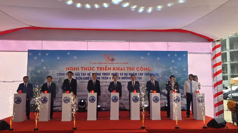 Lãnh đạo thành phố Đà Nẵng và các đơn vị thi công ấn nút khởi động dự án. Lãnh đạo thành phố Đà Nẵng và các đơn vị thi công ấn nút khởi động dự án.
