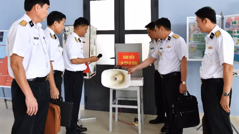 Giảng viên giới thiệu mô hình huấn luyện chiến đấu.