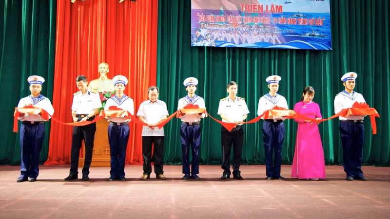 Cắt băng khai mạc triển lãm.