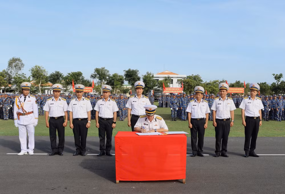 Các đơn vị thuộc Lữ đoàn 101, Vùng 4 Hải quân ký kết giao ước thi đua năm 2025.
