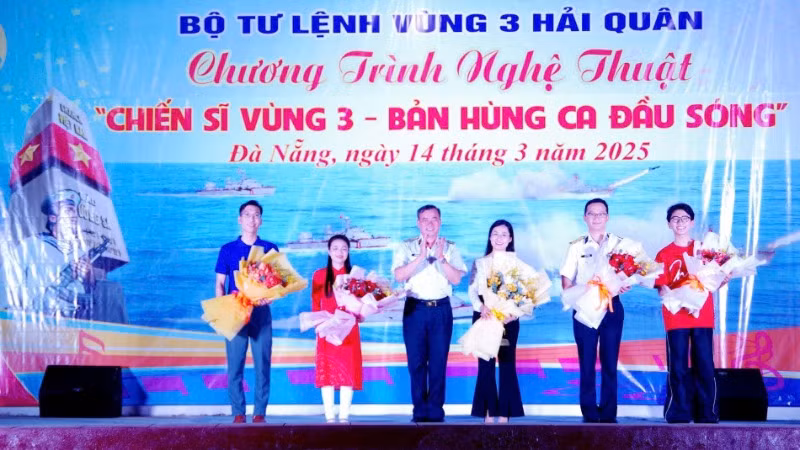 Chuẩn Đô đốc Nguyễn Đăng Tiến, Bí thư Đảng ủy, Chính ủy Vùng 3 Hải quân tặng hoa các đội văn nghệ tham gia biểu diễn.