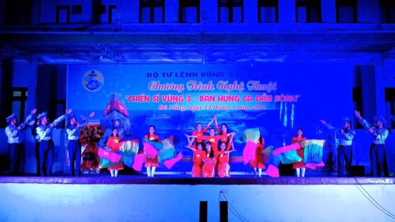 Chiến sĩ Hải quân Vùng 3 cùng các em học sinh hát về đất nước.