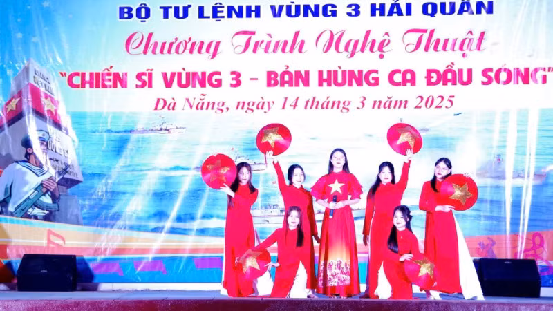 Tiết mục văn nghệ của Trường Đại học Đông Á tại đêm giao lưu.