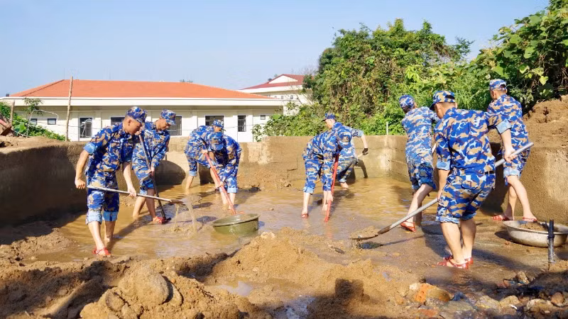 Thu dọn bùn, rác thải khu vực đóng quân.
