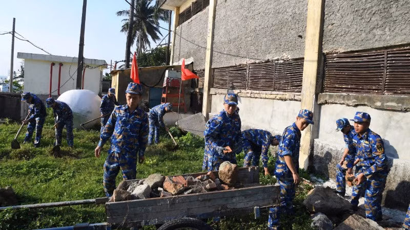 Làm sạch cảnh quan môi trường xung quanh đơn vị.